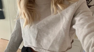 Kroppad beige tröja  - Söt beige tröja ifrån Monki 