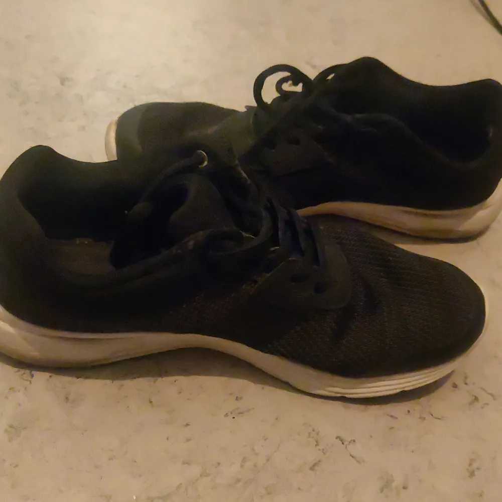 Walking shoes, black size 40. Skor.