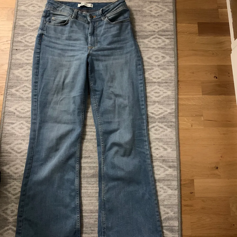 Helt oanvända jeans endast testade, säljer pga att dom va lite för korta , jag är 165cm. Köparen står för frakt. Jeans & Byxor.