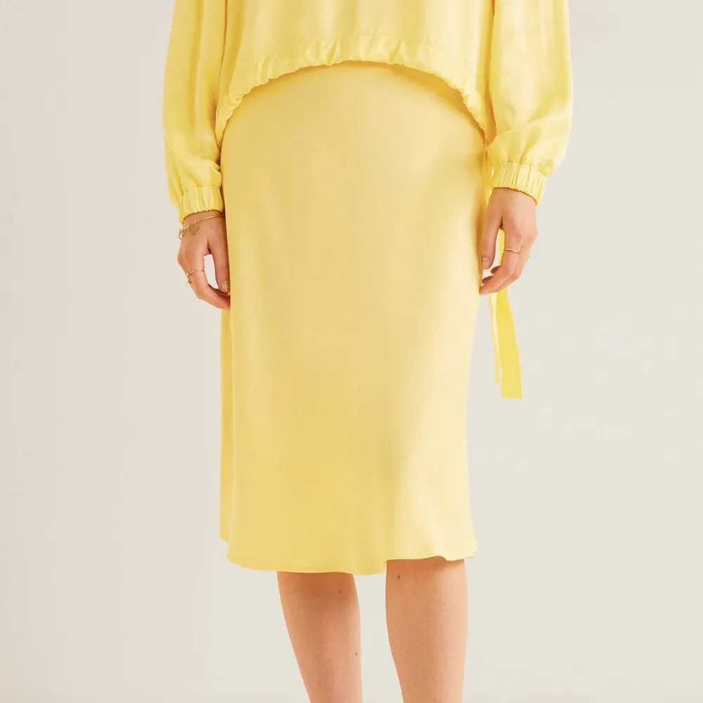 Säljer denna gula satin kjol köpt på mango för 500kr. Aldrig använd och har resor i midjan storlek S.. Kjolar.