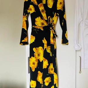 Byxdress i häftigt mönster🥂 - Byxdress använd en gång på en tema fest 🎊 super fin men kommer ej till användning 