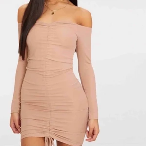 Bodycon klänning från PLT - ALDRIG ANVÄND! Jättesnygg klänning från Pretty Little Thing, den är inte min stil så säljer vidare den. Släpper den billigt passa på!
