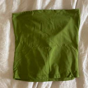 Obs! Frakt ingår ej i buden! 🌼 Grönt linne från Zara, köpt i spanien. Dubbelt tyg vid bysten. Enkelt linne som använts ett tag, därför billig peng. Storlek M men passar mig som brukar ha 36! Även stretch så kan passa större storlek. 