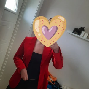 Kavaj i sammet - Vintage kavaj i sammet som är köpt från en secondhand (ursprungligen från H&M) i strl 34. Om du har några funderingar är de bara att kontakta mig (har även en liknade I svart) ❤💙