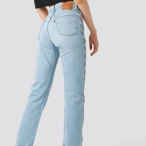 Levis jeans - Sjukt snygga ljusblåa 501 or med revor på sidan (se bild 2). Köpta för 1000 kr säljer för 300💕 fint skick! Jeansen är slutsålda och väldigt unika😊  passar någon som normalt har xs❤️