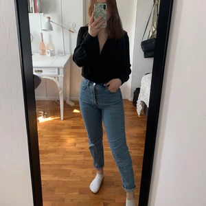 Momjeans från Bikbok  - Superfina momjeans som tyvärr är för små för mig, därav sitter de tightare på bilden än vad de egentligen ska. Sparsamt använda och i fint skick! 