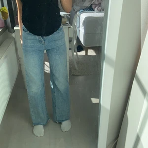 Zara jeans! - Så sjukt snygga jeans i perfekt skick och jätte snygg passform. För små för mig tyvvär men knappast använda 😩.  Kostar inte 180 kr utan 140!!