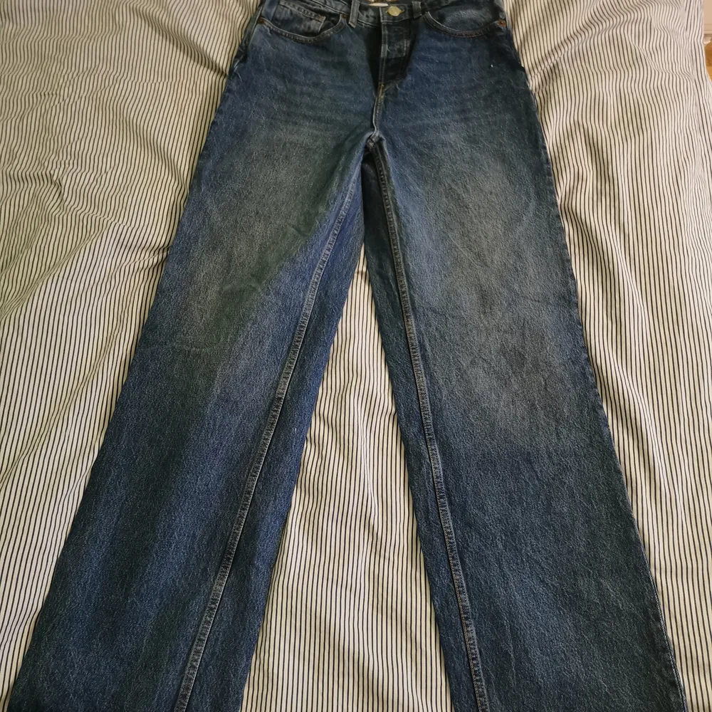 Snyggaste långa och raka/baggy jeansen i blå tvätt, från Zara i storlek 36. Helt nya med prislapp, för stora för mig så de sitter lågmidjat (är 164). Sista bilden är liknande modell, enda skillnaden är att de är en söm där nere . Jeans & Byxor.