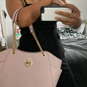 Michael kors väska  - Köpte denna i new york och har aldrig använt den därav prislappen kvar, nypris va va 3800 kr. Bor i Stockholm så kan mötas här, har ingen aning om vad det kostar att posta en väska men kund betalar frakten!