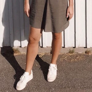 Adidas gazelle  - Ett par beiga adidas gazelle skor💛