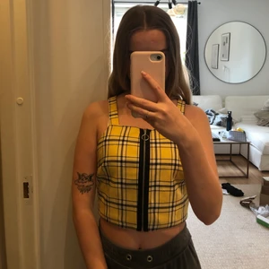 Söt topp Berska - Söt topp i från Berska med dragkedja fram i storlek S. Sparsamt använd och i fint skick 💛