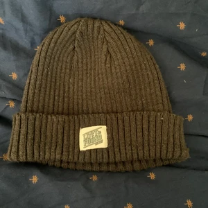 Mössa  - En mörkblå mössa från LO?T&FOUND bra sick och använd få tall gånger 