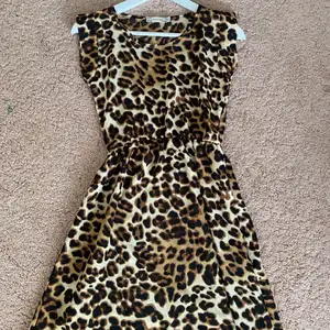Denna klänning kan användas speciellt under sommartider och kanske till vissa avslutningar eller fester! Den har använts 2-3 gånger💜 Storlek: M (sitter som XS). Köpte denna klänning från Nelly.com för 150kr.