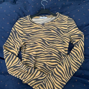 Långärmad tröja från ZARA - Långärmad tröja från ZARA i gul/svart zebra mönster den är i bra sick men lite nopprig. Den är i storlek S men passar även M
