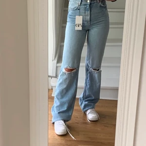 Zara Jeans - Ett par populära jeans från Zara med hål i knäna! Sitter jättebra och är långa även på mig som är 173cm. Använda ett par gånger. 😇