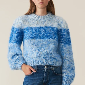 Ganni Julliard - Blå stickad tröja från Ganni i storlek S. Nypris ca 4500kr. Budgivning om flera är intresserad😊  Skriv till mig om du har frågor eller vill lägga bud ❤️ PS: Jag är norsk och förstår svenska, men kommer svara på norska eller engelska.