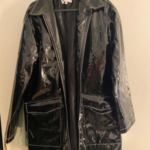 Svart jacka, lack - Från na-kd använd 1 gång