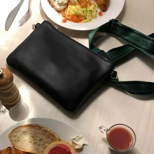 Väska - Svart väska med grönt band från Donna Donna. Ett band från Carin Wester ingår med (bild 3) 💚