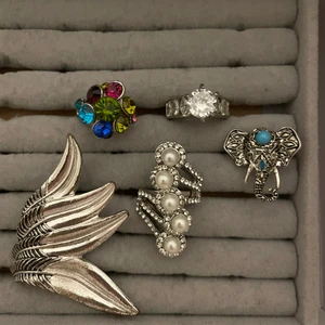 Ringar  - Ringar i bra skicka! ✨ Storleken är S och ringen med vita pärlor samt elefant ringen är justerbara.🌟 70 kr/st + 12 kr i frakt.⚡️ Dm för frågor och funderingar!🌟