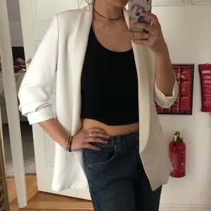 Lång kavaj med kortare arm - En längre vit oversized kavaj med uppkavlade armar. Jätte fin och använd 2 ggr💓