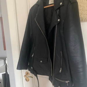 Skinnjacka  - Oversized skinnjacka köpt på Zarlando förra året. Använd max 5gånger, så bra skick!! Hör av dig vid intessse🌺