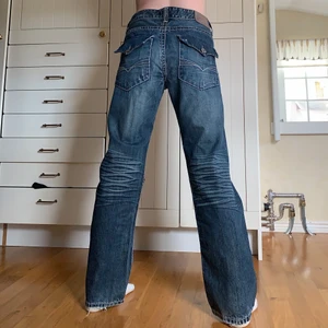 Baggy Jeans - Säljer dessa jeans med nice fickor, sömmar och slitningar😍 De är i storlek W34L32, 90cm midja och 76cm innerbenslängd (jag är 172cn och brukar ha W28)❤️