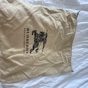 Vintage burberry handväska - Beige vintage burberry handväska. Riktig läder. Tillgänglig att komma hämta, annars kan jag sckicka den om behövs. 