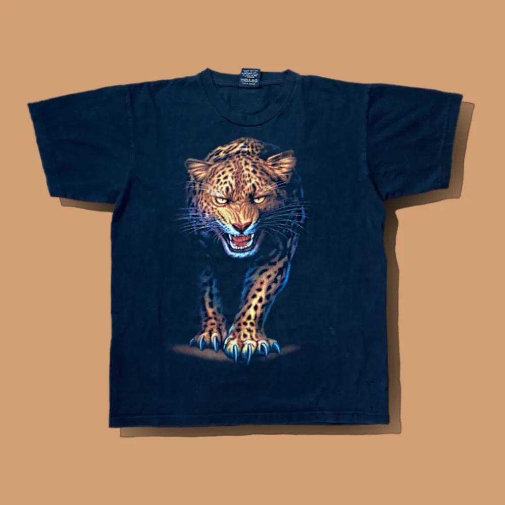 Riktigt fint tryck på denna tshirt! Jaguaren finns både fram och bak, varav den där bak är blå. Passar så otroligt bra med ett par blåa dad/mom jeans. Bara älskar denna tröjan. Cond är 8,5/10 och trycket är i toppen skick!. T-shirts.