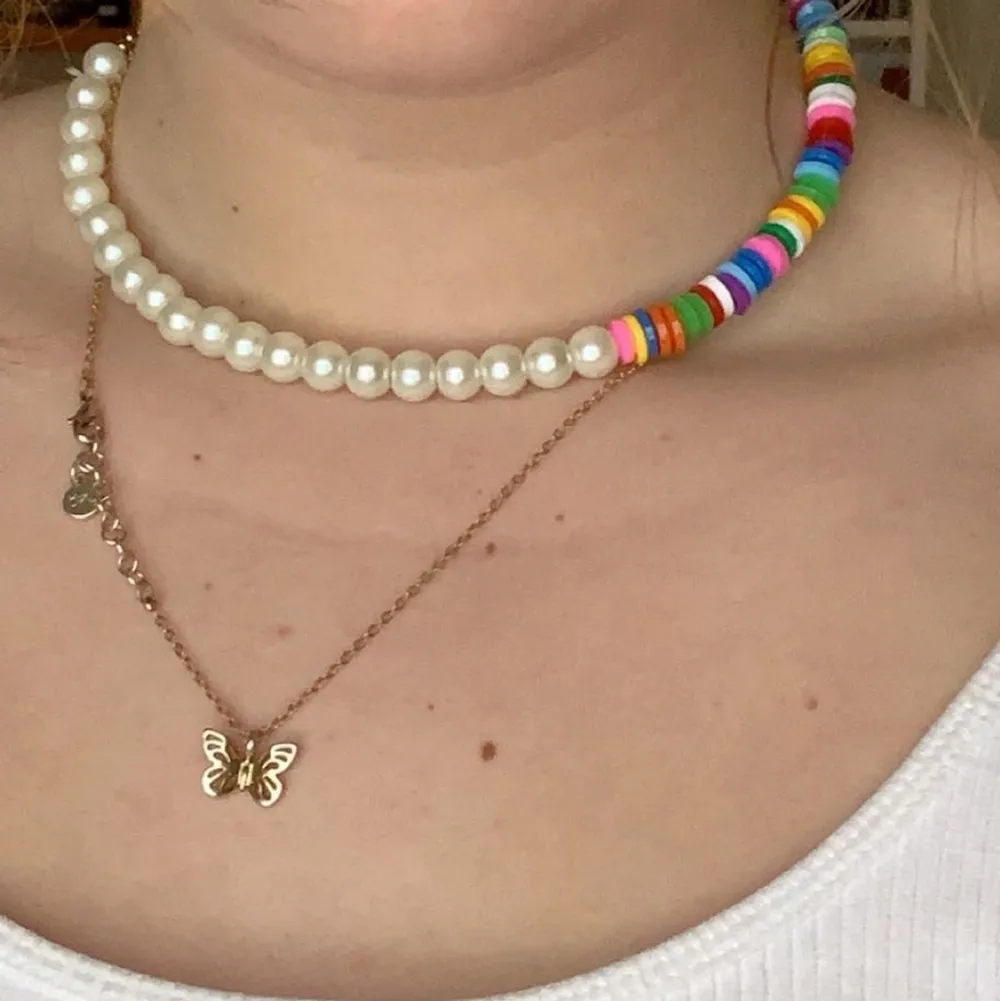 Ett halsband med hälften färgglatt och hälften vita pärlor som jag gjort! Säljer!🌿🌱🍃✨🌱💐🌺. Accessoarer.