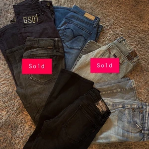 Lågmidjade jeans - Säljer massa lågmidjade jeans i olika färger , Alla är flare eller starigth leg , Skicket är super bra på allihopa , Kolla min sida för fler bilder 💕 200kr styck , skriv privat för fler bilder  , storlek 26 , 27 och 28 på alla jeansen , köparen står för frakt 