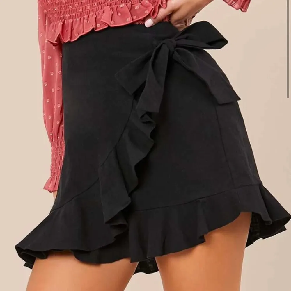 Säljer denna svarta kjolen för den aldrig kommer till användning för att den är tyvärr lite för kort för mig. Nyligen köpt på SHEIN och är i storleken M, ordinarie pris 129kr.. Kjolar.