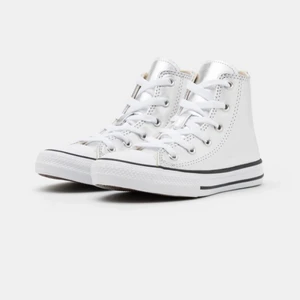 Silver converse - Funderar på att sälja dessa silvriga converse som endast är använda en gång jättekort så de ser nästintill oanvända ut. Storlek 38 men kan även passa 39. Hör av dig vid intresse!