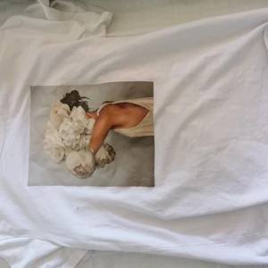 T-shirt från shein med tryck - T-shirten är från shein och är inte speciellt använd. Materialet är jätte skönt o har en jätte mjuk känsla. Är inte min stil så säljer den men köpare står för frakt. 