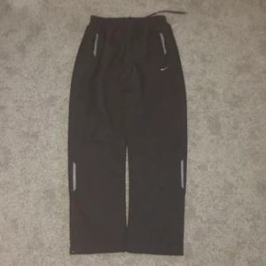 Nike byxor - Raka Gråa nike byxor i storlek M. budgiving!