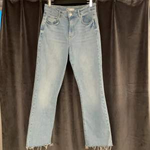 Ljusblåa croppade jeans, något utsvängda. Använda 1-2 gånger, tvättade en gång. Storlek 40. 🌸 Köpte för 450, säljer för 100