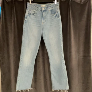Gina tricot jeans- ylva kick flare jeans  - Ljusblåa croppade jeans, något utsvängda. Använda 1-2 gånger, tvättade en gång. Storlek 40. 🌸 Köpte för 450, säljer för 100