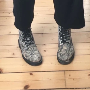 Kängor  - Dr. Martens med blomtryck och dödskallar. Bra skick. Skriv för fler bilder. Pris kan diskuteras 