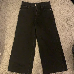 Svarta jeans ZARA - Svarta utsvängda jeans från ZARA, väldigt sköna men lite korta för mig