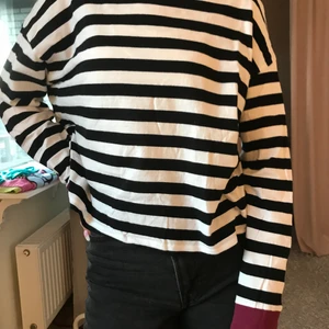 Striped långärmad tshirt - Från H&M divided storlek M. Knappt använd så den är i bra skick