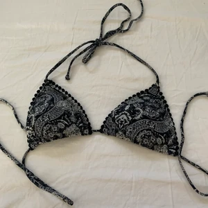 Bikinitopp  - Säljer en bikinitopp i storlek S. 💞 Den är i fint skick och sparsamt använd!💞 Kan mötas upp i Helsingborg men att frakta fungerar självklart också!❤️