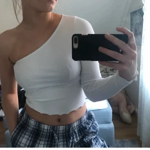 Topp - Säljer denna toppen, knappt använd. Superfin nu till sommaren och passar till allt 😇