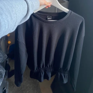 Söt top från gina - Oanvänd i storlek M men passar S, kan skicka bild hur den ser ut privat om det önskas. Frakt är inte inräknat i priset 💕