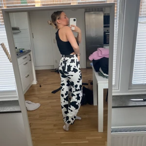 Coola byxor - Så jävla balla byxor!!! storlek 36 men passar även mindre, jag är 1,68 🙈 Fraktas om du står för fraktkostnaden. 