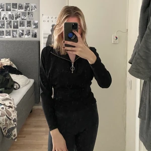 Topp - Topp från Tiger of Sweden. Köpt för nått år sedan för drygt 1000kr. Använt max 2 gånger så precis som ny!