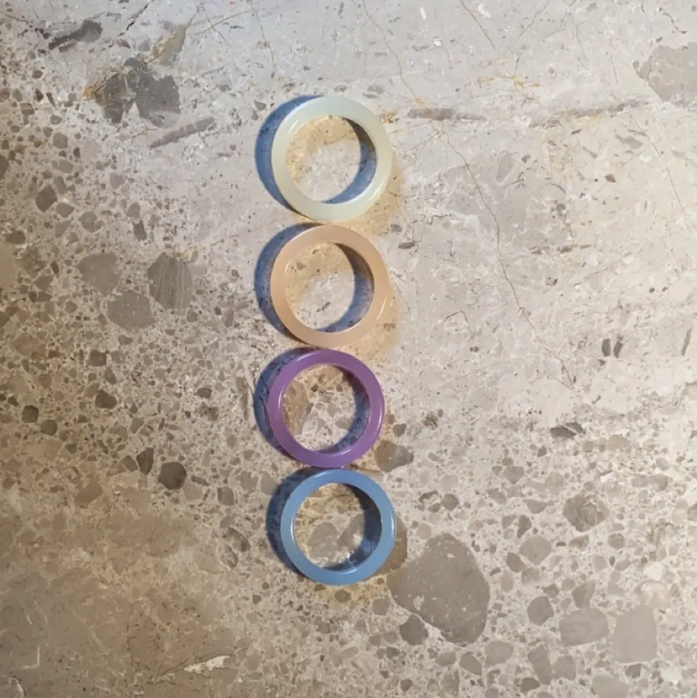 4 st ringar jag köpte från shein! superfina💕💕 det är en gul, en blå, en orange och en lila!! köps tillsammans. hittade en femte ring som är gul också (andra bilden)💕👍🏼. Accessoarer.