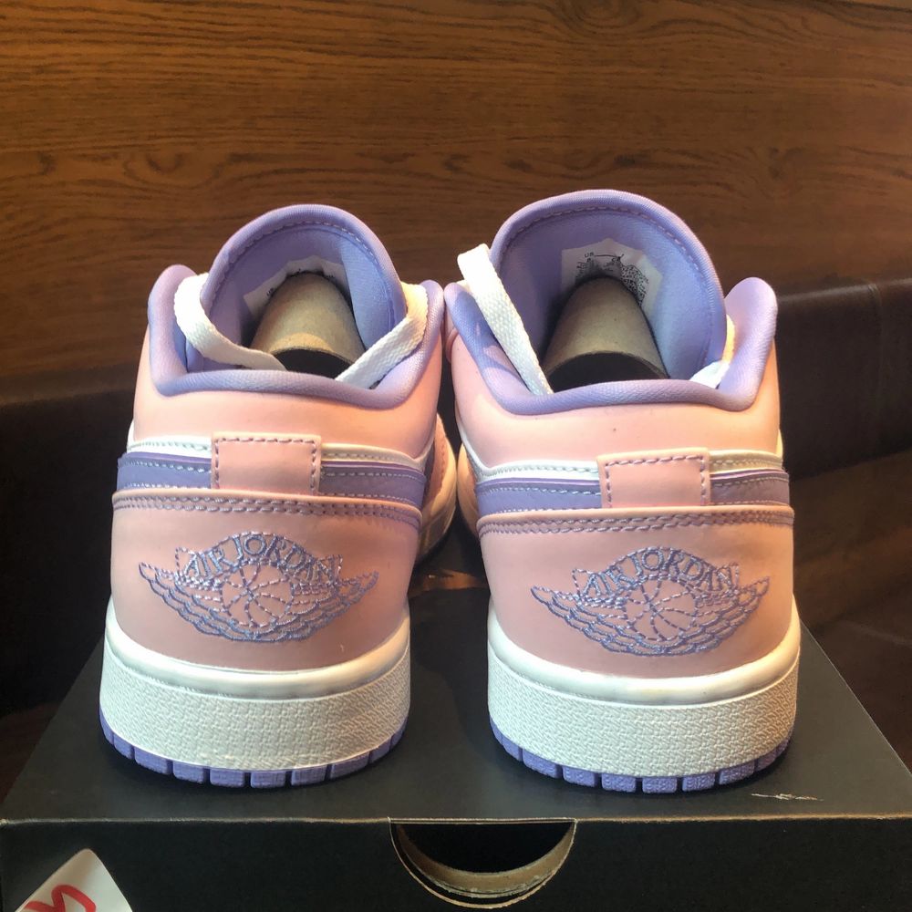 Helt nya och oanvända Air Jordan 1 Low ” Arctic Punch/ Purple Pulse i storlek 41/ US 8. . Perfekta nu till Vår/Sommar. All OG (Kvitto finns). Kan gå ner i pris vid snabb affär. need gone innan fredag eller under fredag. Skriv in du har frågor eller vill ha fler bilder. Skor.