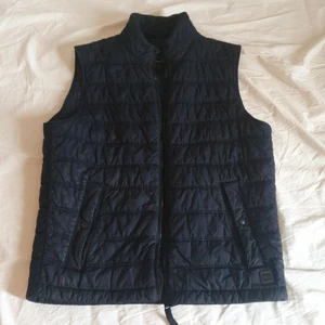 Hugo boss väst herr S/M - Hugo boss väst herr strlk M men passar både S och M. Använd få tal gånger med ett riktigt bra skick