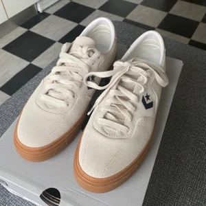 Converse 41 - Snygga Converse skor i mocka. Storlek 41