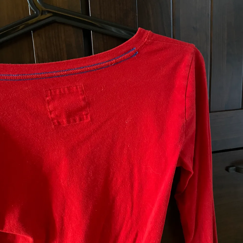Säljer nu min röda HOLLISTER tröja i strl. XS. Tröjor & Koftor.