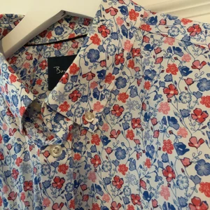 Skjorta  - Superfin skjorta med somrigt mönster. Från bondelid, storlek XL. Frakt tillkommer.